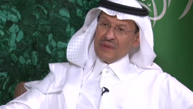 "سعودية وثقة: الأمير عبد العزيز يؤكد تنفيذ تخفيضات إنتاج النفط ويتحدث عن تحسن الطلب العالمي"